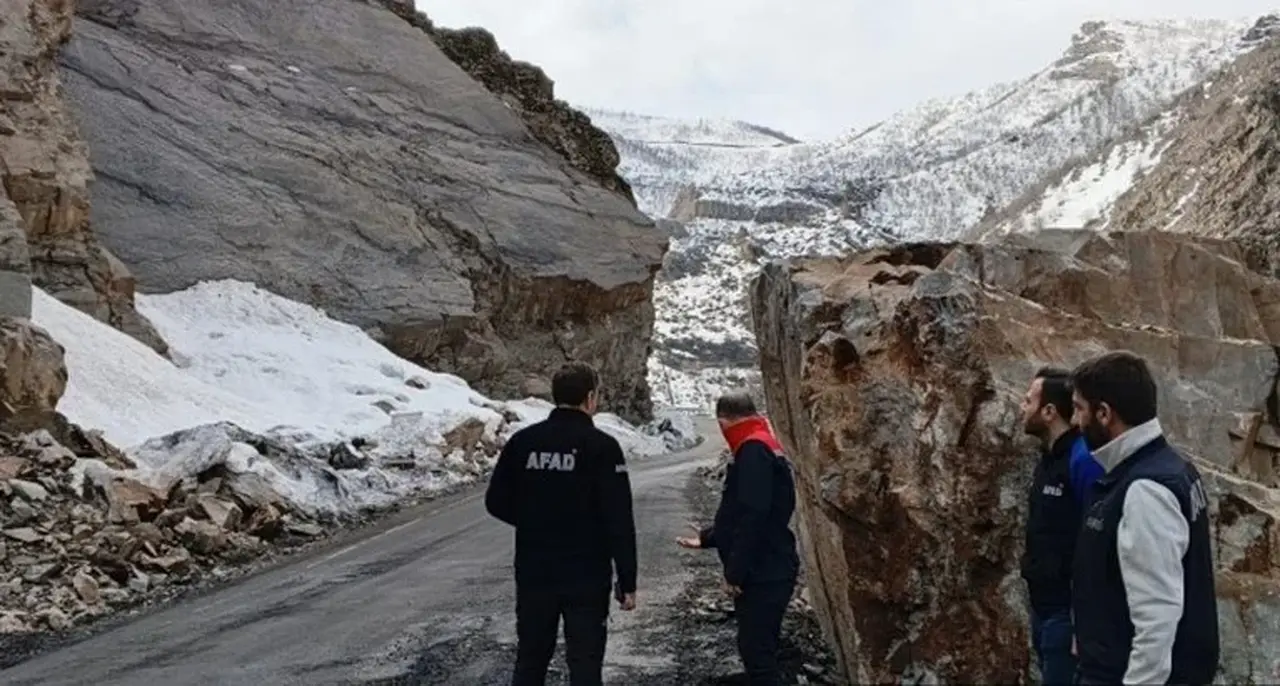  Tehlike oluşturan kayaları AFAD temizliyor