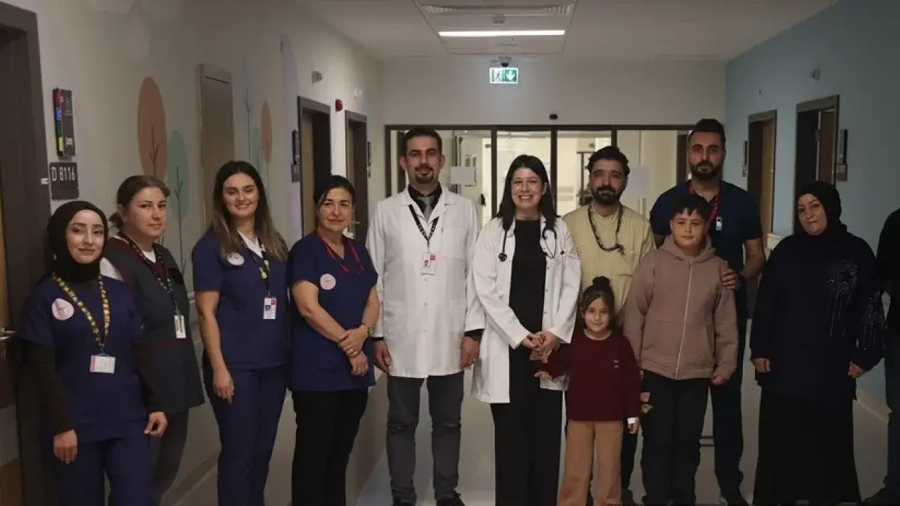 İki kardeşin kalbindeki delik aynı gün ameliyatsız kapatıldı