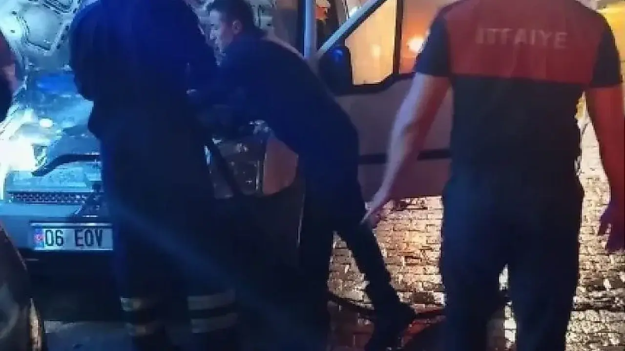 Park Halindeki Araç Alev Aldı