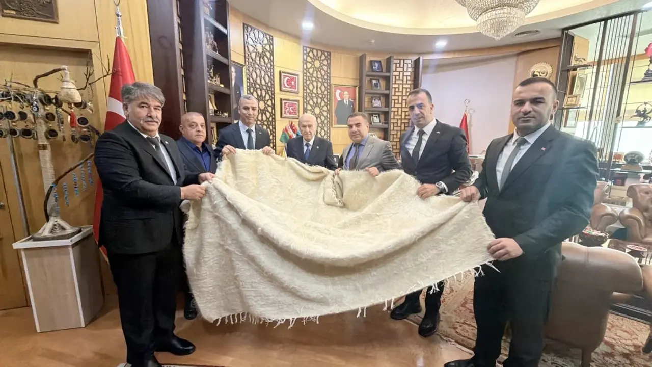Tükenmez, Siirt’in Yöresel Değerlerini Bahçeli’ye Sundu