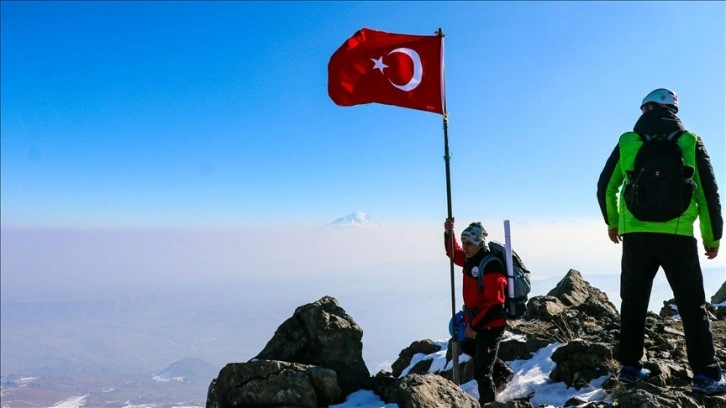 Ağrı ve Aras dağlarının çevresi sisle kaplandı