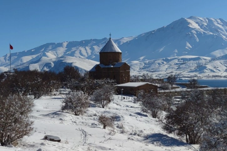 Akdamar Adası beyaz gelinliğini giydi