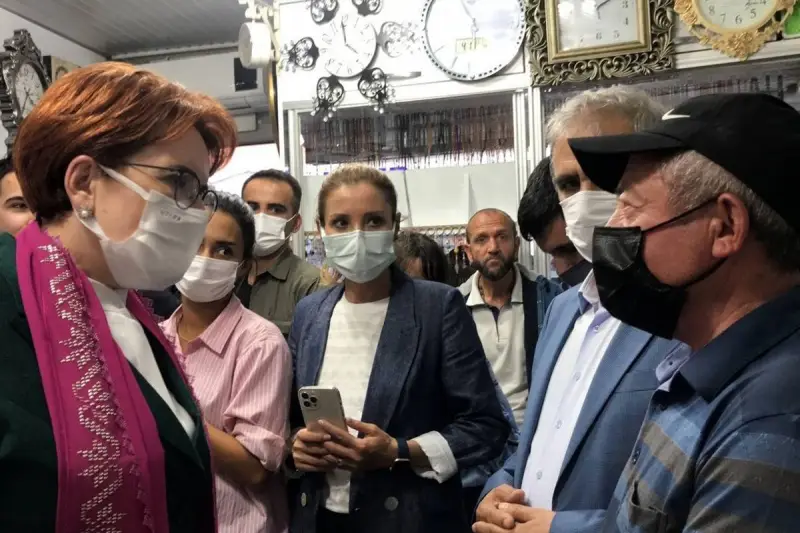 Akşener’in Bayburt ziyaretinde vatandaşlarla partililer arasında arbede