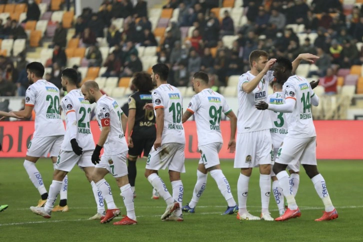 Alanyaspor deplasmanda 6-2'lik skorla kazanmayı başardı