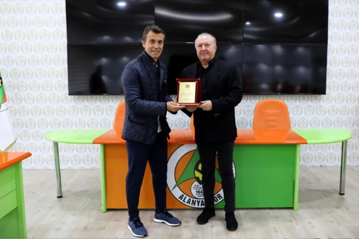 Alanyaspor ile yollarını ayıran Bülent Korkmaz'a plaket