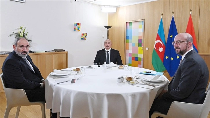 Aliyev ve Paşinyan, Michel ile üçlü görüşmede bir araya geldi