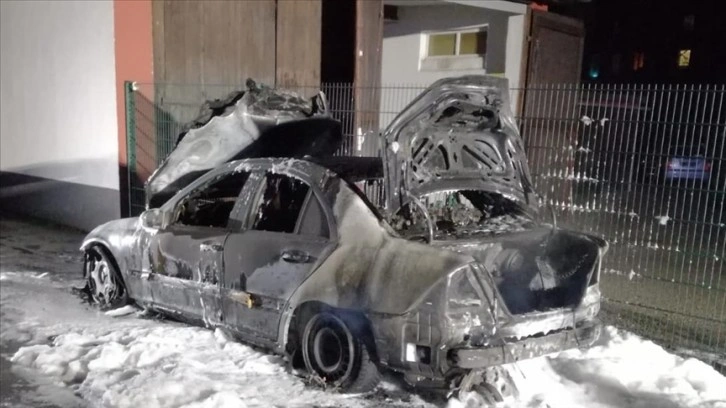 Almanya'da cami otoparkındaki araç kundaklandı