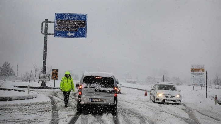 Antalya-Konya kara yolu olumsuz hava koşulları nedeniyle trafiğe kapatıldı