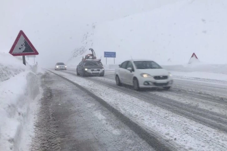 Antalya-Konya karayolunda kar kalınlığı 60 santime ulaştı