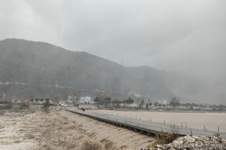 Antalya'da Boğaçay taştı, köprü ulaşıma kapandı