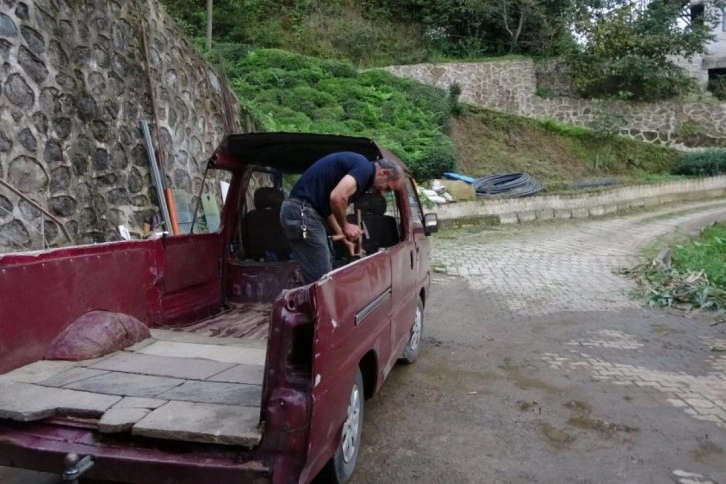 Aracının tavanına kafasını vurunca sinirlendi, panelvanı kamyonete dönüştürdü