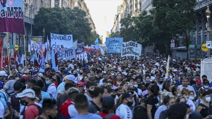 Arjantin'de binlerce kişi hükümetin IMF ile anlaşmasını protesto etti