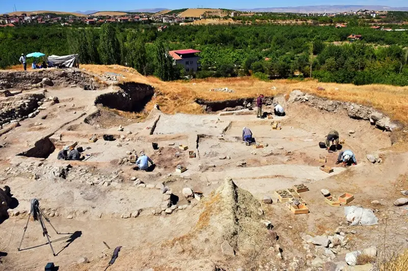 Arslantepe Höyüğü’nde 24 mezar ile 6 ev kalıntısı bulundu