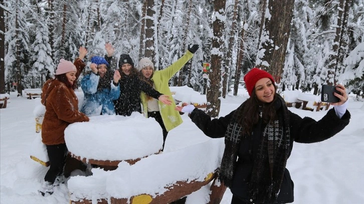 Artvin'in turizm merkezi Kafkasör Yaylası beyaz örtüyle kaplandı