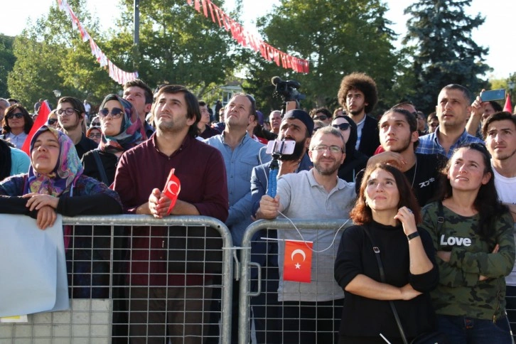 Aşı karşıtlarının mitinginde maske ve sosyal mesafe kuralları hiçe sayıldı