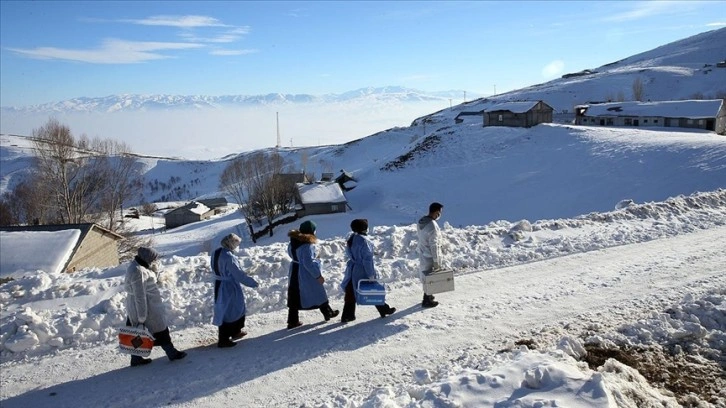 Aşı timleri Muş'un karlı yollarını aşarak en ücra köylere ulaşıyor