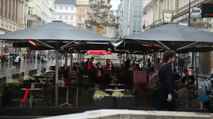 Avusturya'da Kovid-19 aşısı yaptırmayanlar restoran, kuaför ve otellere giremeyecek