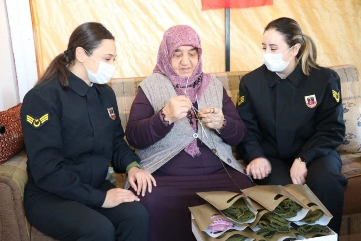 Ayşe nine komandolar üşümesin diye ördü, yürekleri ısıttı