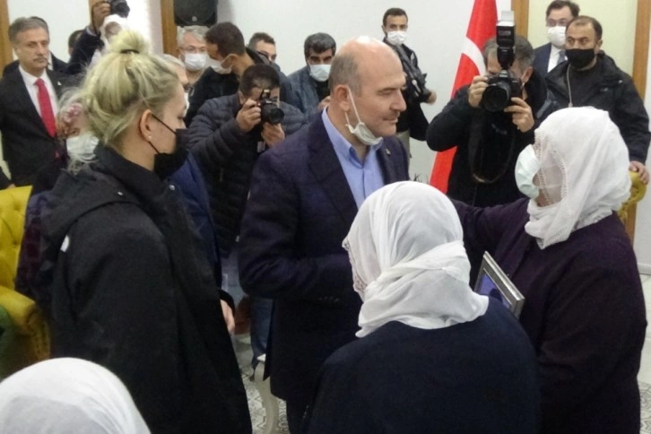 Bakan Soylu dağa kaçırılan çocukları için eylem yapan annelerle buluştu