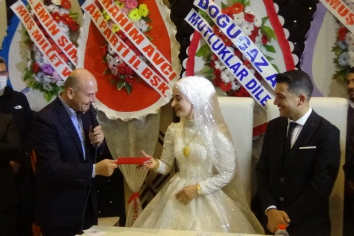 Bakan Soylu, Muş’ta nikah şahitliği yaptı