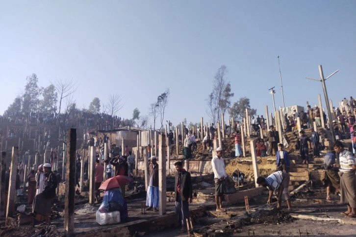 Bangladeş’te göçmen kampında çıkan yangında 4 bin 500 kişi evsiz kaldı