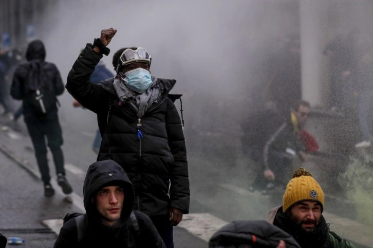 Belçika’da yüzlerce kişi Covid-19 kısıtlamalarını protesto etti