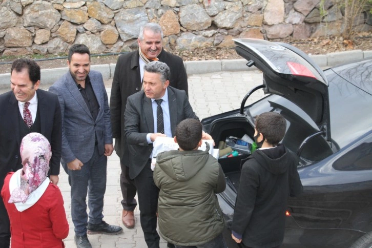 Belediye başkanı öğrenciler için makam aracıyla köy köy gezip kitap dağıtıyor