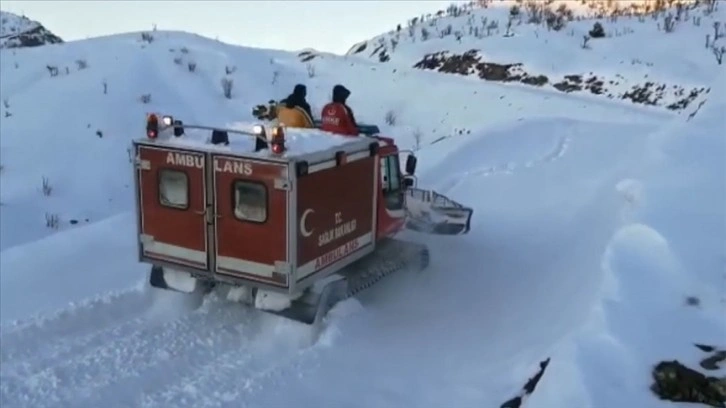 Bingöl'de yolu kapanan mezradaki hasta UMKE ekiplerince hastaneye ulaştırıldı