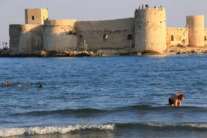 Birçok ilde kar, yağmur, soğuk hava, Mersin'de ise güneş ve deniz keyfi