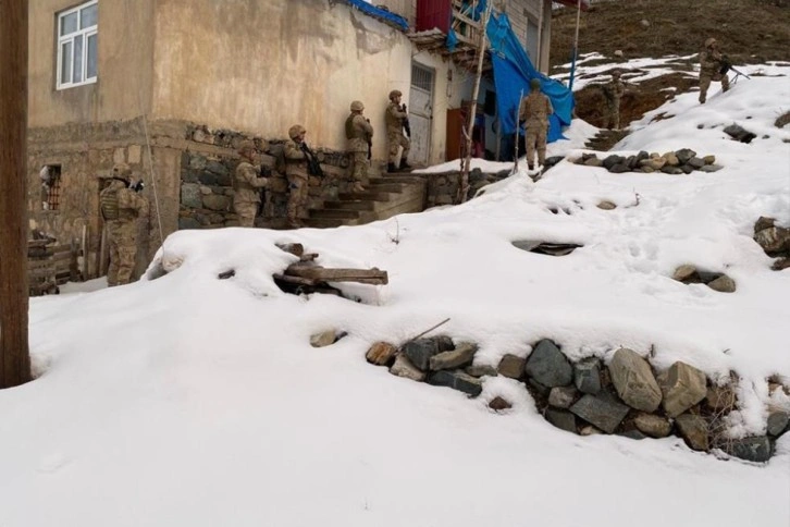 Bitlis merkezli terör operasyonunda 8 kişi gözaltına alındı