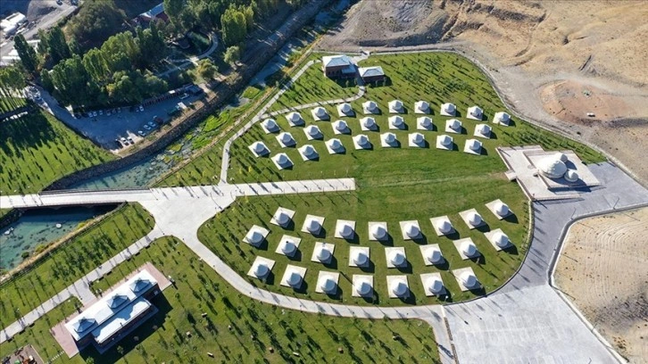 Bitlis'te içinde han otağı bulunan millet bahçesi yoğun ilgi görüyor