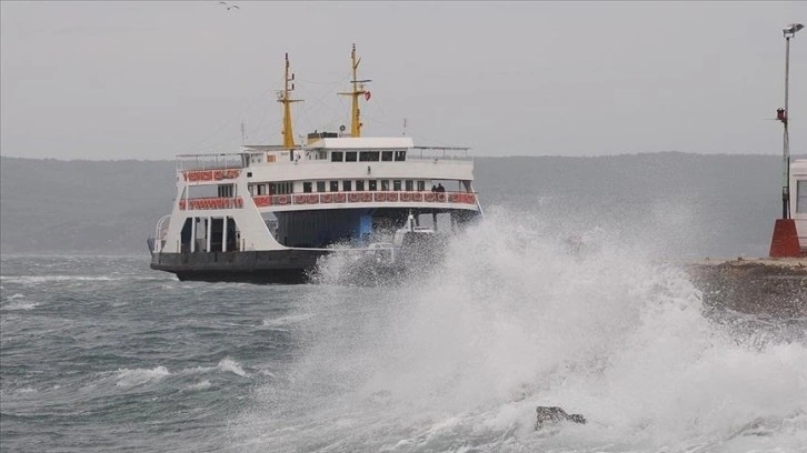 Bozcaada ile Gökçeada hatlarında feribot seferlerine fırtına engeli