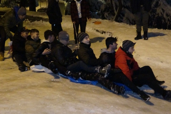 Bursa'da sokaklar kayak pistine döndü...Poşet ve tepsilerle kaydılar