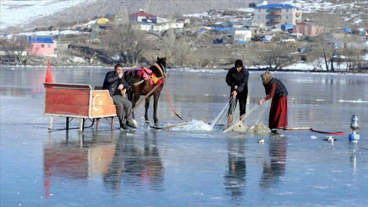 Çıldır Gölü'nde Eskimo usulü balık avlayan aile yörenin turizm elçisi gibi çalışıyor