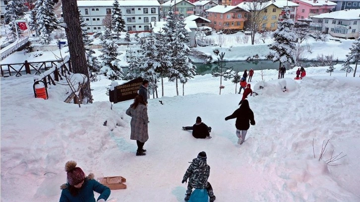 Çocuklara karne hediyesi olarak 'mini kayak pisti' yaptı