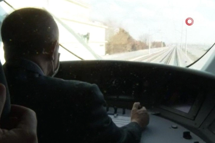 Cumhurbaşkanı Erdoğan açılışını yaptığı hızlı trenle seyahat etti