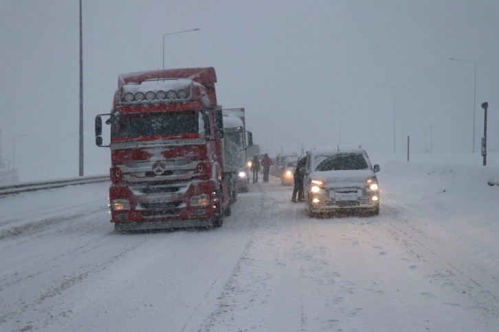 D100 ve TEM’in Bolu geçişi trafiğe kapatıldı