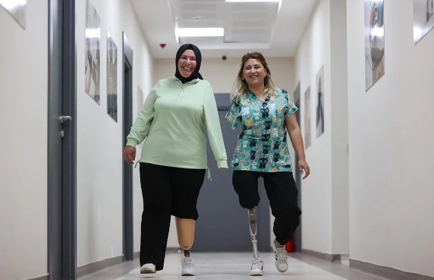 Depremde sol kol ve bacağını kaybeden kadın, fizyoterapistin desteğiyle yeniden yürümeye başladı
