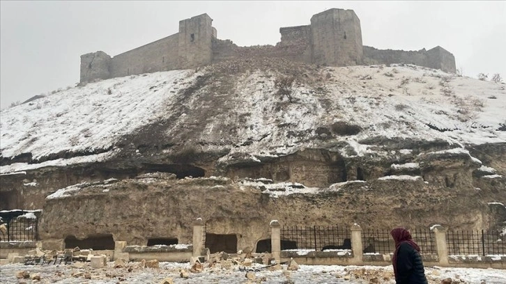 Depremde tarihi Gaziantep Kalesi de hasar gördü