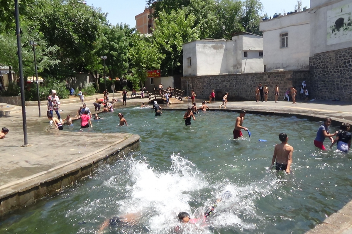 Diyarbakır’da çocuklar aşırı sıcaklıktan dolayı tehlikeyi umursamadılar