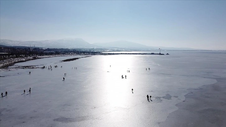 Donan Beyşehir Gölü'nün buzla kaplı yüzeyinde yürüyenlere 