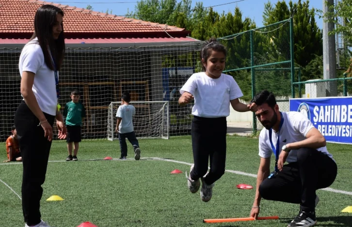 D&Uuml;NYA &Ccedil;OCUK ATLETİZM G&Uuml;N&Uuml;&rsquo;NDE 200 &Ccedil;OCUK SPORLA BULUŞTU