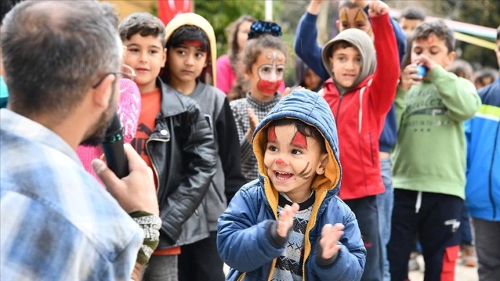 Düzceli gönüllü öğretmenler İslahiye'de çocuklara eğitim verirken eğlendiriyor