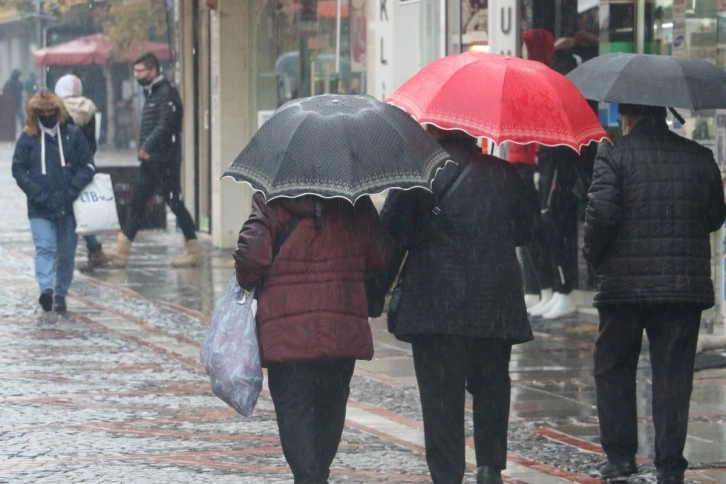 Edirne’de sağanak yağış etkili oluyor