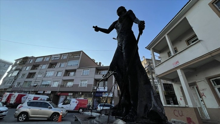 Edirne'nin Uzunköprü ilçesinde Adalet Anıtı ateşe verildi