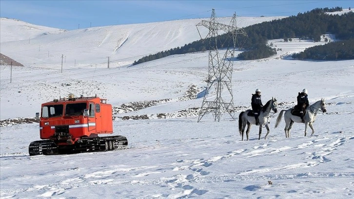 Ekiplerden elektrik arızalarına atlı müdahale