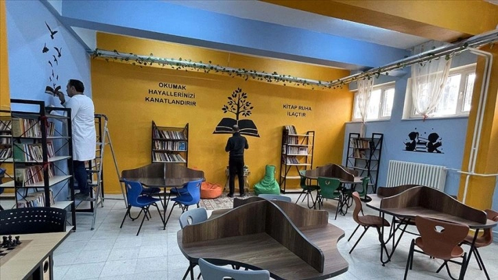 Elazığ'da resim öğretmenleri kütüphane duvarlarını tuvale dönüştürdü