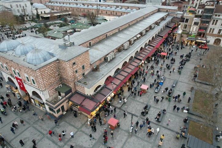 Eminönü’nde yılbaşı alışverişi yoğunluğu