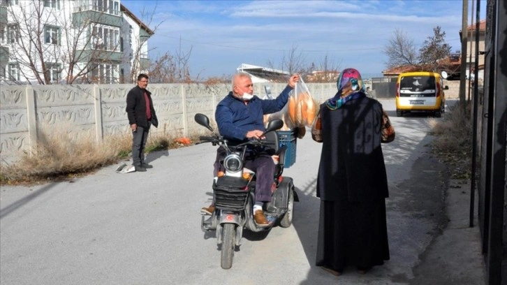 Engelli aracıyla ihtiyaç sahiplerine ekmek taşıyor