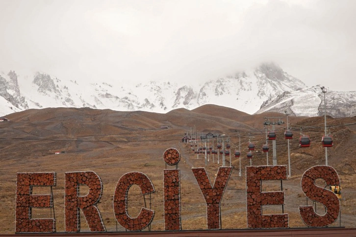 Erciyes'in zirvesi beyaza büründü